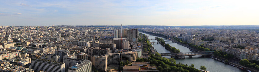 Fototapeta na wymiar panorama de la vue sur le sud de paris depuis la tour Eiffel