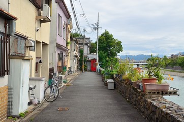 Obraz premium 京都 鴨川沿いの道