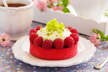 Tartlets with pistachio cream and raspberries.
