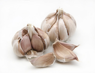 Varios ajos crudos