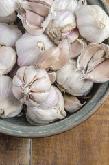 Varios ajos crudos