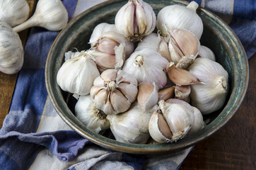 Varios ajos crudos