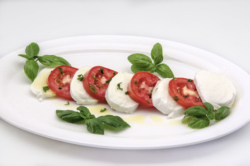 Ensalada caprese con tomate y queso mozzarella