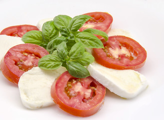 Ensalada caprese con tomate y queso mozzarella
