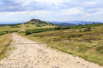 Karkonosze - szlak turystyczny zwany Drogą Przyjaźni polsko-czeskiej. Widoczny Łabski Szczyt, za nim po prawej szczyt Szrenicy, a na linii horyzontu pasmo Gór Izerskich