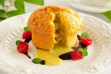 Mualem (fondant) with white chocolate and vanilla.