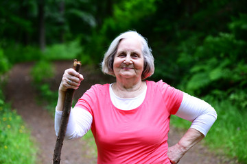 Seniorin beim Wandern im Wald