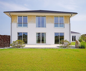 modernes, grosses Einfamilienhaus