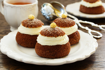 Cupcakes with coffee cream shu.