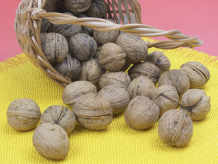 Behälter mit Nüssen