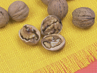 Nüsse auf dem Tisch