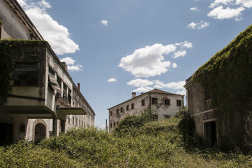 Fototapeta na wymiar Edifícios antigos e abandonados