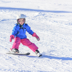 Fototapeta na wymiar kleine Skifahrerin