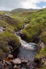 Bergbach in den Urris Hills, Donegal, Irland