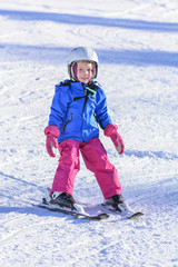Fototapeta na wymiar kleines Mädchen hat Spass am Skifahren