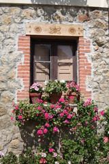 Fototapeta na wymiar Ventana con flores en Asturias