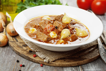 Stewed beef with onions and tomatoes, stifado
