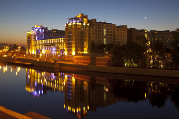 Fototapeta na wymiar The house on the Bersenevskaya embankment at night. Moscow