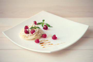 Spaghetti with raspberry in cream sauce