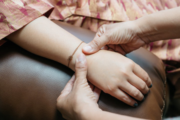 Thai massage : Hand and shoulder massage