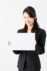 Naklejka premium asian businesswoman holding blank whiteboared on white background