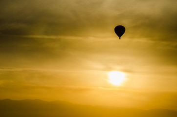 Silhouette hot air balloon on yello sky sunset