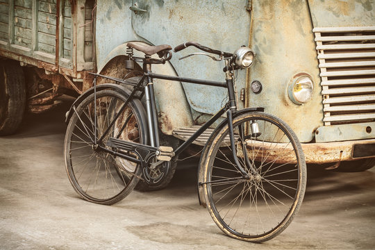 Fototapeta Retro stylizowany wizerunek starożytnego roweru i ciężarówki