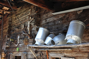 Milchkannen an alter Almhütte in Österreich