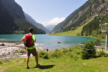 Wanderer am Stillup Speicher im Zillertal