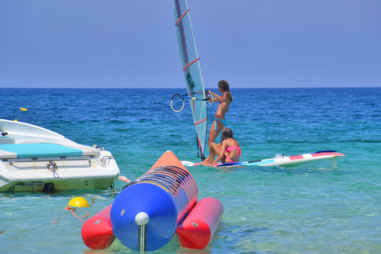 una ragazza pratica windsurf