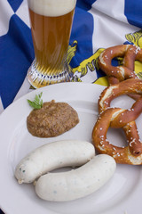 Original bayerisches Weißwurst Frühstück mit Brezel und Weißbier