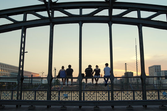 junge Menschen sitzen auf der Hackerbr&uuml;cke in M&uuml;nchen