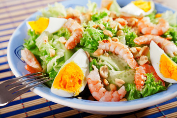 Mediterranean salad with shrimps and eggs