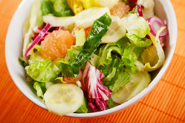 Salad with lettuce, cucumbers and grapefruit