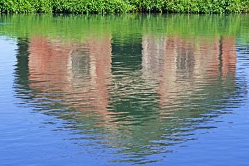 cascina riflessa nell'acqua