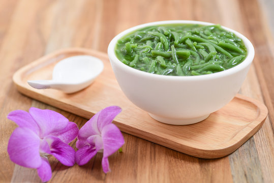 lod chong, a traditional thai dessert in coconut milk