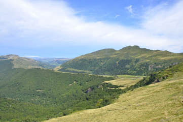 Fototapeta na wymiar Panorama des Monts Du Cantal