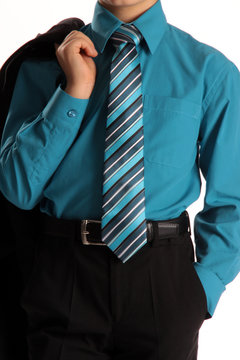 Blaues Hemd unter Anzug und Krawatte