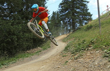 MTB-Fahrer beim Sprung