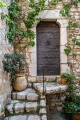 völlig verwachsene Fenster und Türen in der Provence