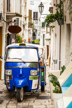 Ape in a tipica Italian narrow street