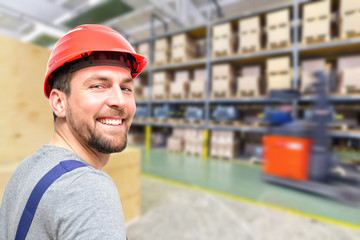 fröhlicher Arbeiter in einem Warenlager in der Industrie // 
happy worker in a warehouse in the...