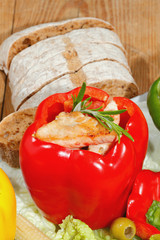 Paprikaschoten, gefüllt, gegrillte Putenbrust, Gemüse, Salat