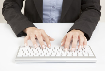 Fototapeta na wymiar Frauenhände mit Tastatur