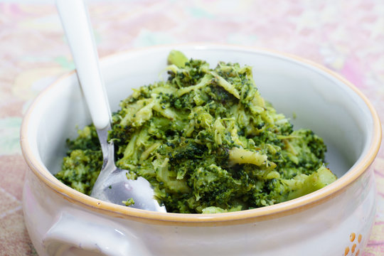 Broccoli bolliti, soggetto isolato, nella pentola, broccoli con cucchiaio conditi