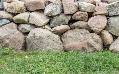 boulders / Wall of fieldstone and lawn 