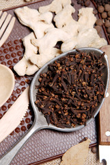 cloves in a spoon and ginger