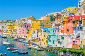  Het italiaanse eiland procida is beroemd om zijn kleurrijke jachthaven, kleine smalle straatjes en vele stranden die elk jaar massa& 39 s toeristen uit Napels - napoli trekken. © dudlajzov