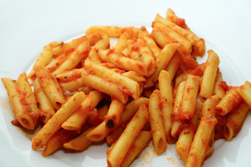 Pasta, penne al pomodoro nel piatto, pastasciutta italiana
