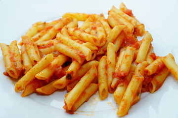 Pasta, penne al pomodoro nel piatto, pastasciutta italiana